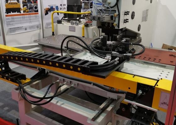 Utilizzato per la punzonatrice per piastre CNC dell'industria delle torri in acciaio Punzonatrice CNC a 4 stazioni di stampa