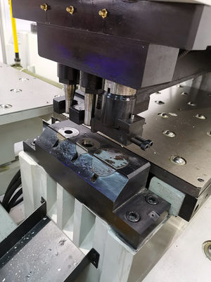 La perforatrice idraulica del piatto di CNC della punzonatrice del piatto di CNC 3 muore - stazioni
