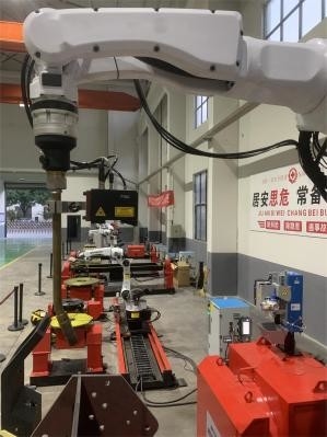 Robot di saldatura ad alta precisione per la saldatura a piedi di torri di strutture in acciaio