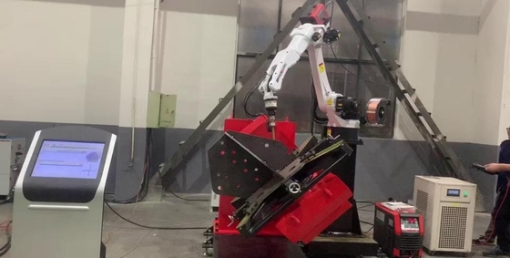 Robot di saldatura ad alta precisione per la saldatura a piedi di torri di strutture in acciaio