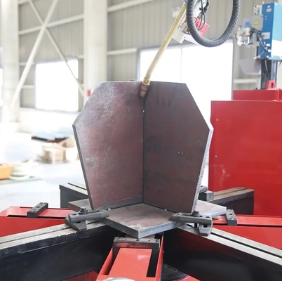 Robot di saldatura ad alta precisione per la saldatura a piedi di torri di strutture in acciaio