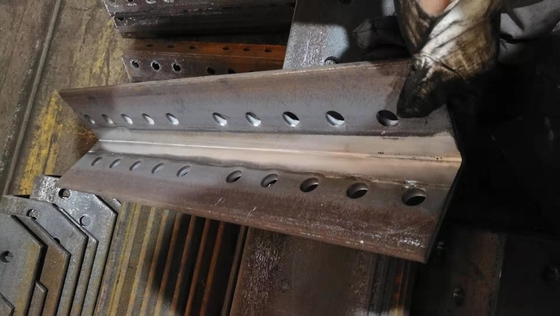 Macchine di fresatura automatiche a angolo per radici modello GQC250-2Q nell'industria delle torri d'acciaio