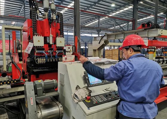 Linea di produzione punzonatura CNC modello FPCP120 per trave longitudinale automobilistica con piastra piana, lunghezza 4000 - 8000 mm, forza nominale 1200KN