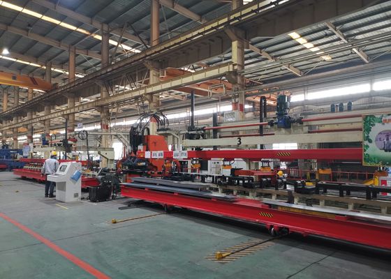 Linea di produzione punzonatura CNC modello FPCP120 per trave longitudinale automobilistica con piastra piana, lunghezza 4000 - 8000 mm, forza nominale 1200KN