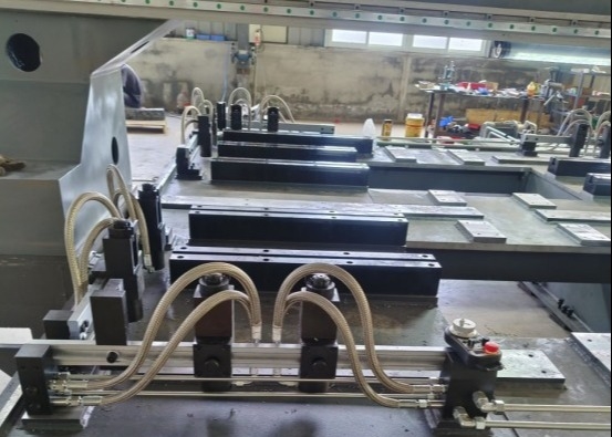 Forza di serraggio 7.5KN, foratrice automatica CNC per piastre, larghezza scanalatura a T 28mm, potenza di raffreddamento 0.45KW