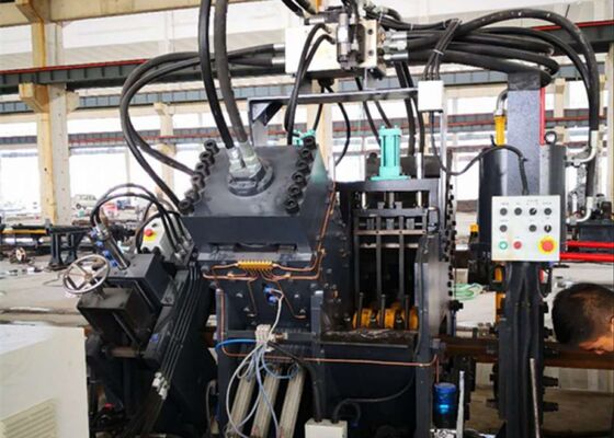 Macchine automatiche CNC per perforare e tagliare acciaio ad angolo nella produzione di torri
