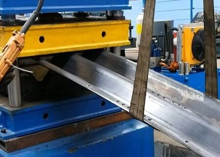 Modello DFCP150 Linea di formazione a rulli di piastre corrugative con funzione di foratura