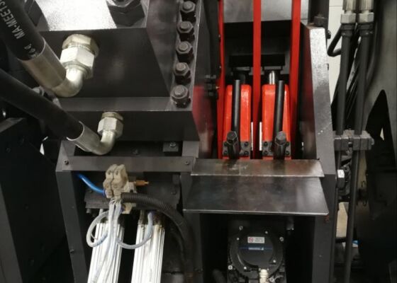 Linea di stampaggio e taglio per la fabbricazione completamente automatica CNC