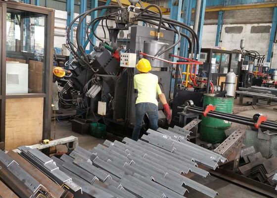 Linea di punzonatrici ad angolo CNC 32x7x3m Forza di marcatura 1000/1200KN