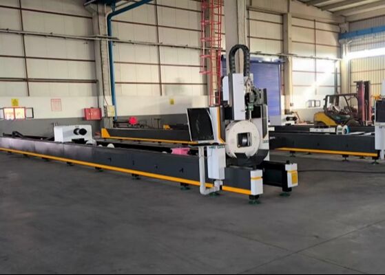 La tagliatrice per tubi laser CNC modello LC2412 utilizza la potenza del laser MAX6000