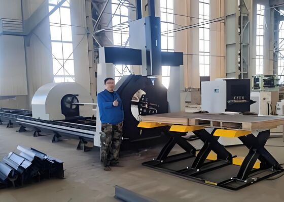 La tagliatrice per tubi laser CNC modello LC2412 utilizza la potenza del laser MAX6000