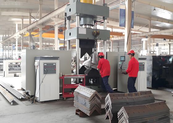 Macchina per piegare e riscaldare l'acciaio ad angolo CNC utilizzata dall'industria delle torri per piastre piatte in acciaio