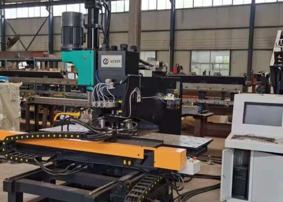 Utilizzato per la punzonatrice per piastre CNC dell'industria delle torri in acciaio Punzonatrice CNC a 4 stazioni di stampa