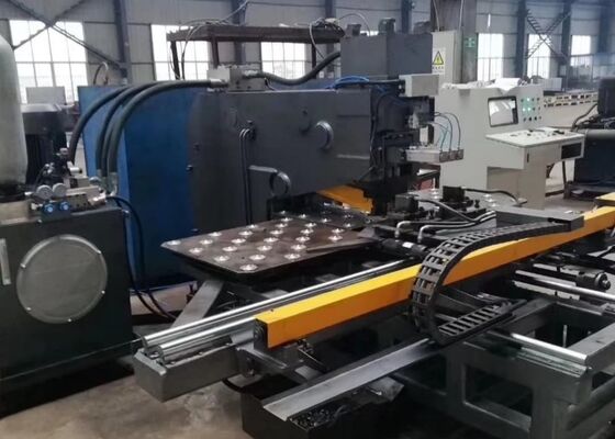 180mm Stroke Of Drilling Spindle Cnc Plate Punching Machine per la torre di trasmissione