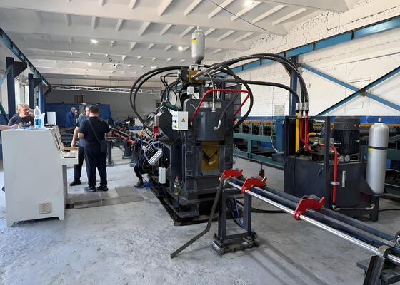 Linea di stampaggio e taglio per la fabbricazione completamente automatica CNC