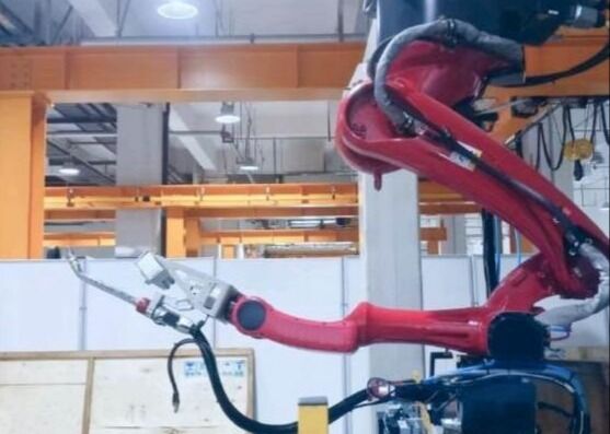 ± 0,07 mm Ripetibilità Robot di saldatura a rotaia invertita Macchina 180000 Lux Resistenza alla luce