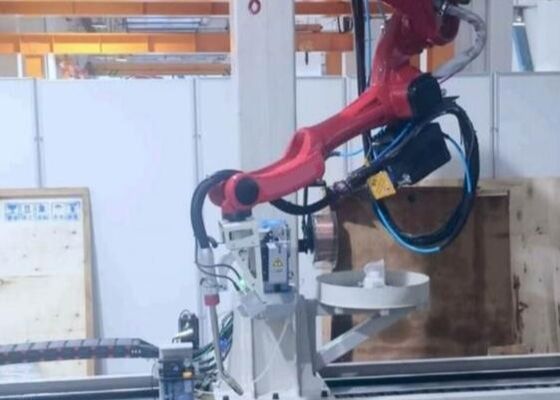 ± 0,07 mm Ripetibilità Robot di saldatura a rotaia invertita Macchina 180000 Lux Resistenza alla luce