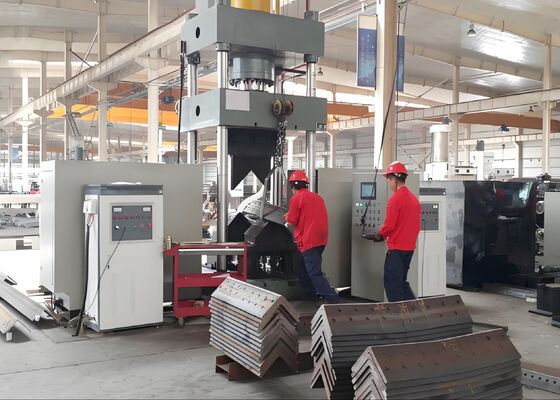 3150KN Macchina piegatrice a riscaldamento ad angolo CNC per serbatoio dell'olio utilizzata nell'industria delle torri in ferro