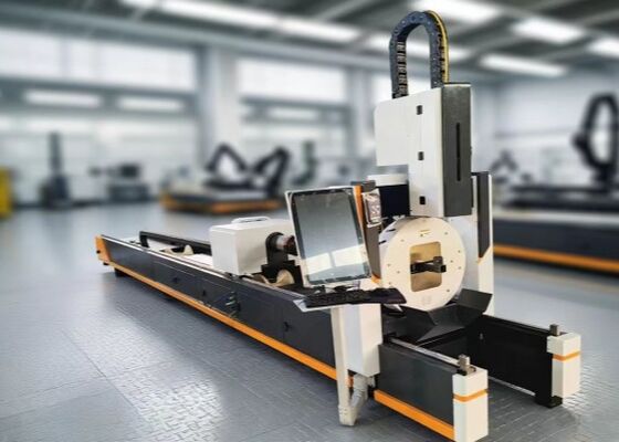 La tagliatrice per tubi laser CNC modello LC2412 utilizza la potenza del laser MAX6000
