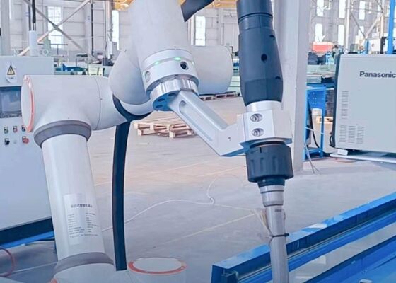 Robot di saldatura collaborativi a interazione intelligente progettati per la collaborazione uomo-robot
